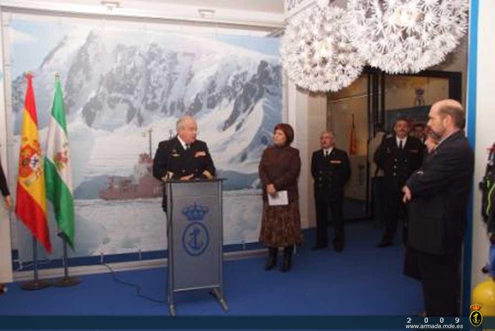El Almirante Jefe de Asistencia y Servicios Generales del Cuartel General de la Armada inaugura la exposición