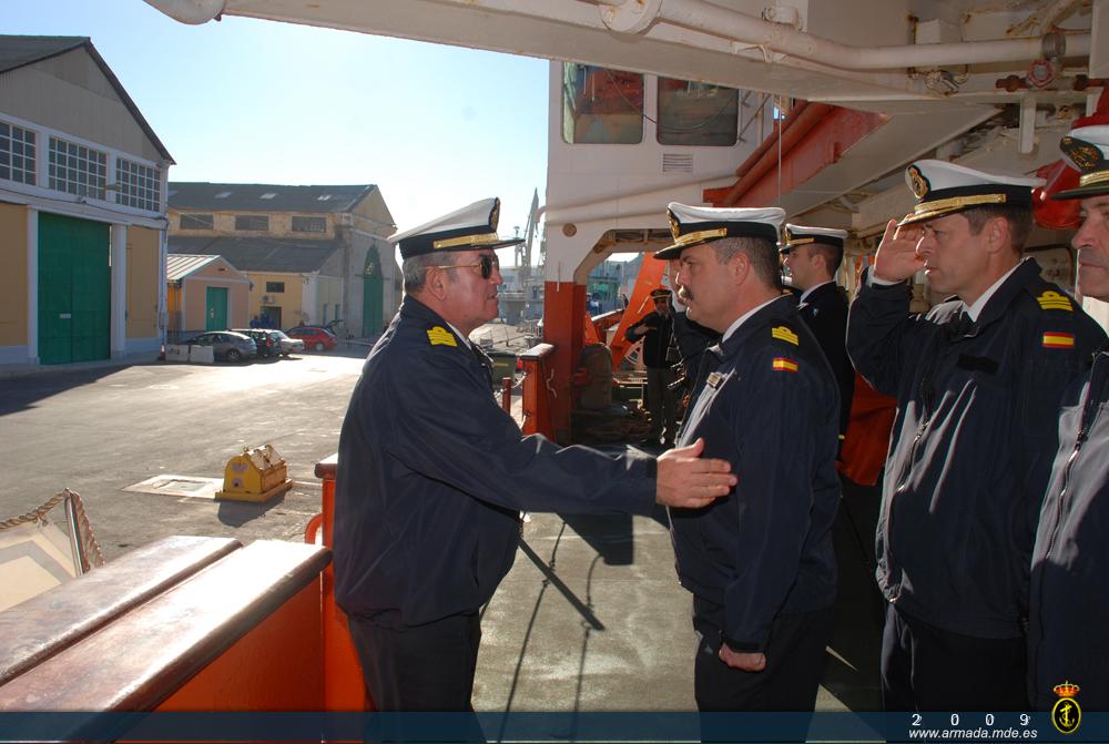 El Comandante del BIO Hespérides recibe al Almirante de Acción Marítima a bordo