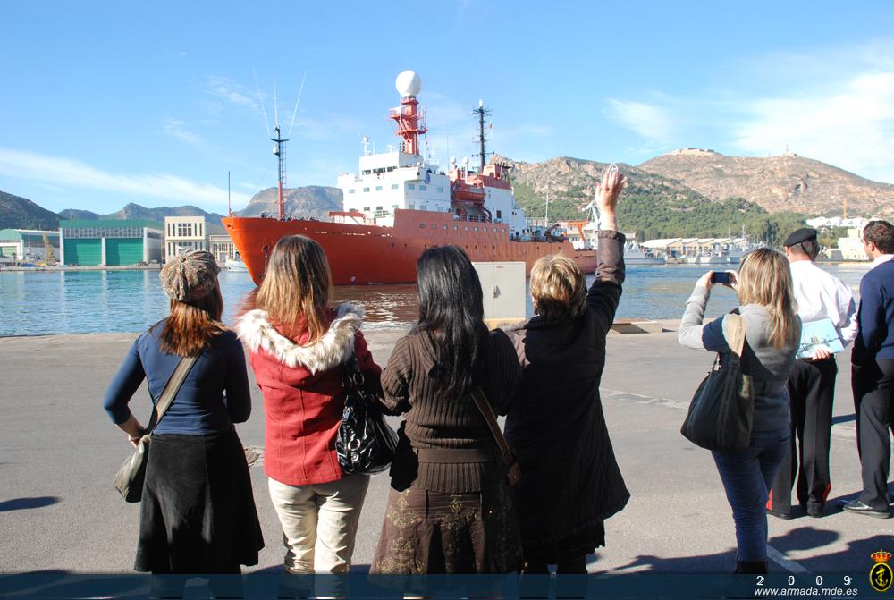Los familiares despiden al BIO Hespérides durante la salida del buque de Cartagena