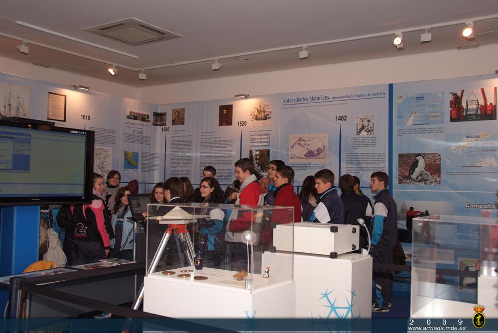 Los alumnos chatean con la dotación del buque desde la exposición de la Armada en Jaén
