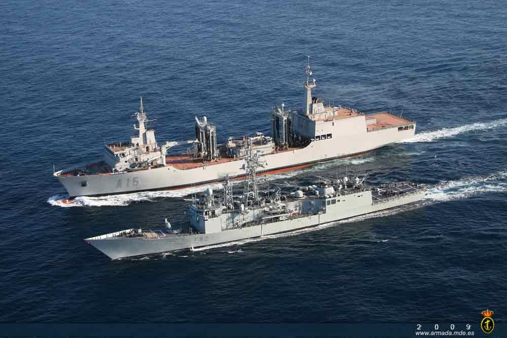 La fragata Victoria ha colaborado en las pruebas de reaprovisionamiento en la mar.