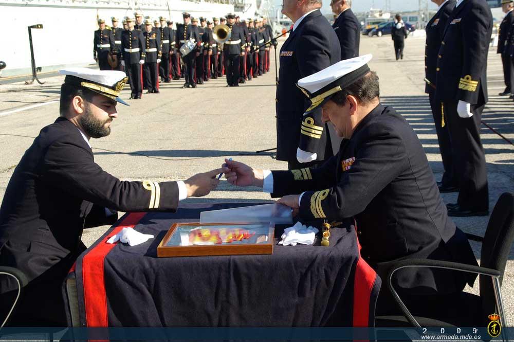 Momento de la firma de la baja del patrullero Barceló de la Lista Oficial de Buques de la Armada