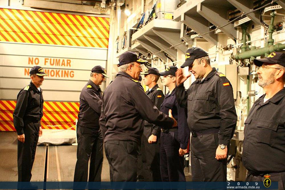 El Almirante de la Flota saluda a los oficiales de la fragata Méndez Núñez a su paso frente a las costas gaditanas