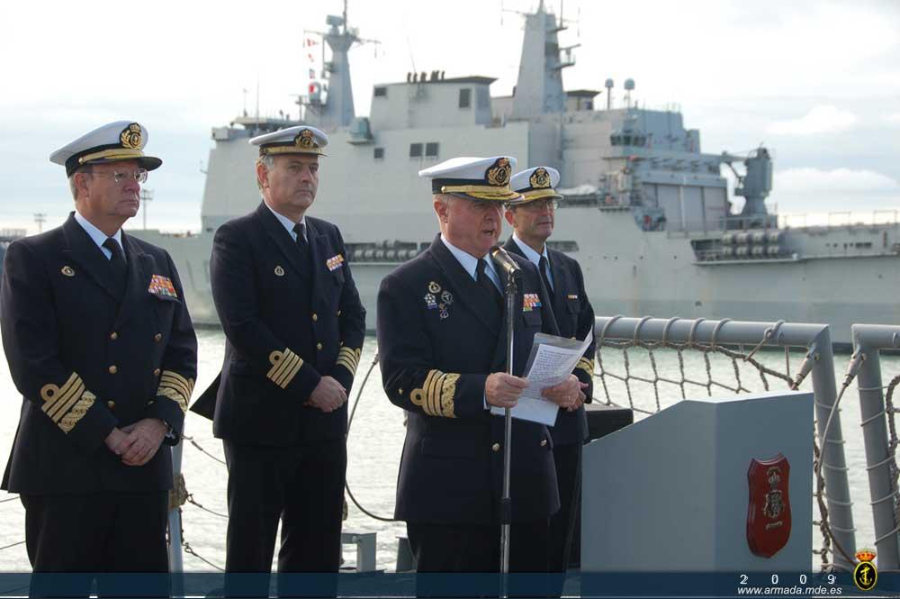 AJEMA, acompañado de ALFLOT, del Jefe de Estado Mayor de la Flota y del Comandante de la 41 Escuadrilla