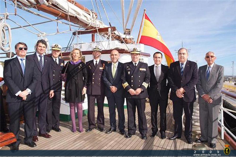 El alcalde de San Fernando, el Ajaldiz y otras autoridades en el Elcano