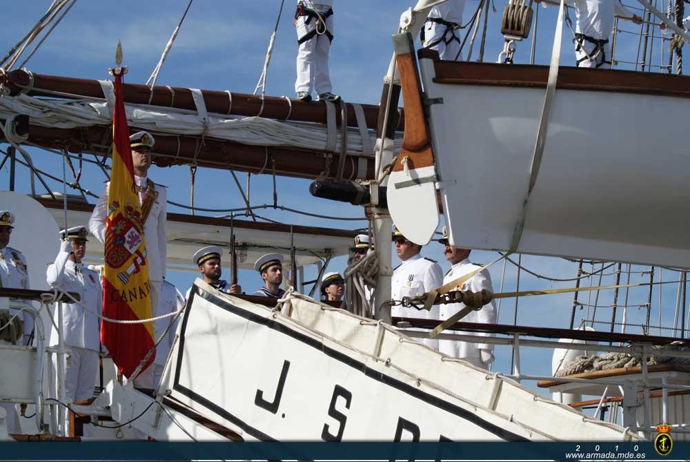 La antigua Bandera de la Zona Marítima de Canarias se incorpora desde el buque-escuela Juan Sebastián Elcano