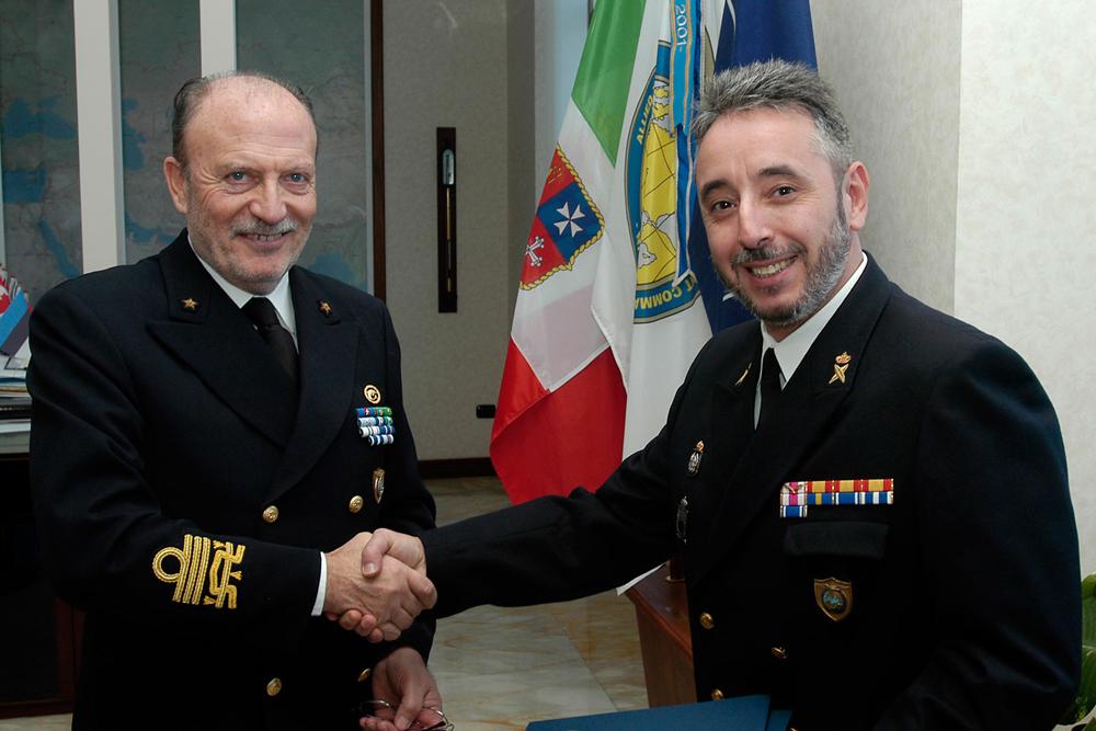 Vicealmirante Maurizio Gemignani Comandante del Componente Marítimo Aliado de Nápoles, felicita al brigada Eduardo Farré Gómez.
