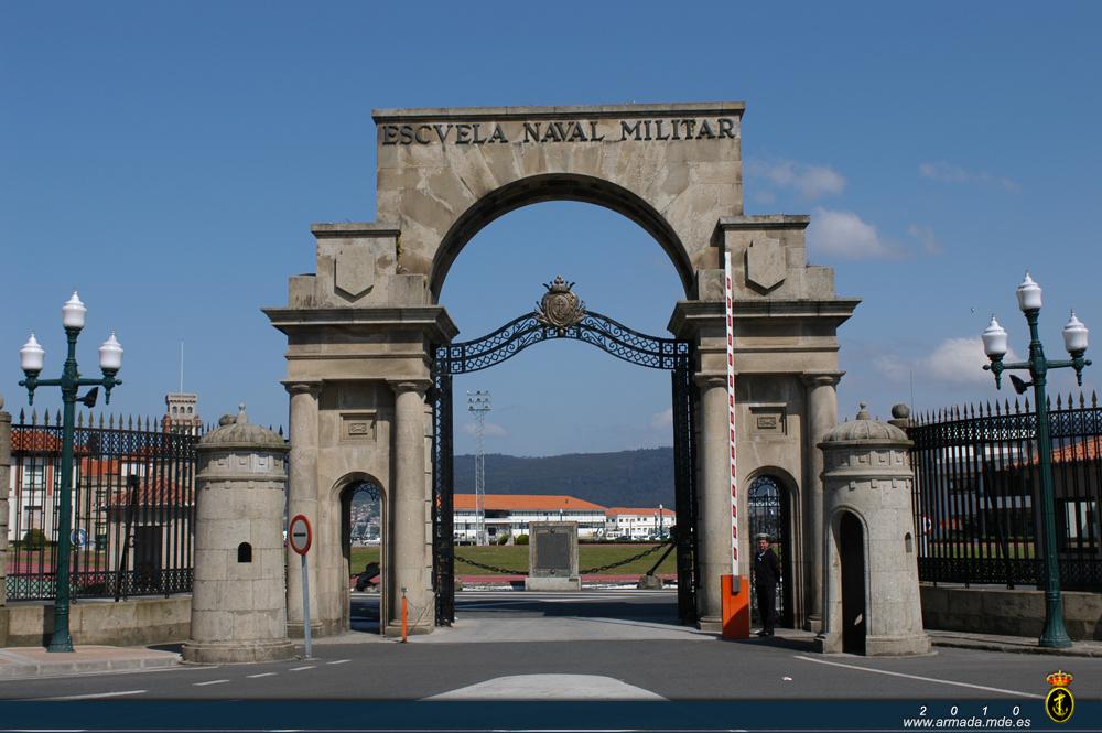 Vista de la puerta Carlos I de la Escuela Naval Militar