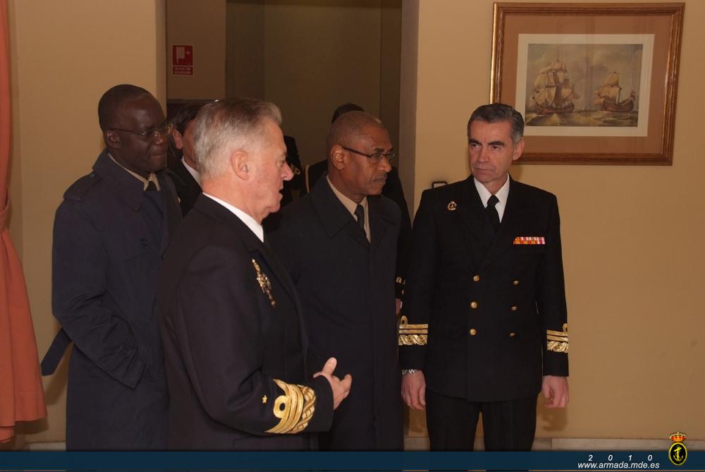 El Almirante Jefe de Estado Mayor de la Armada recibe al Jefe de Estado Mayor de la Marina de Senegal