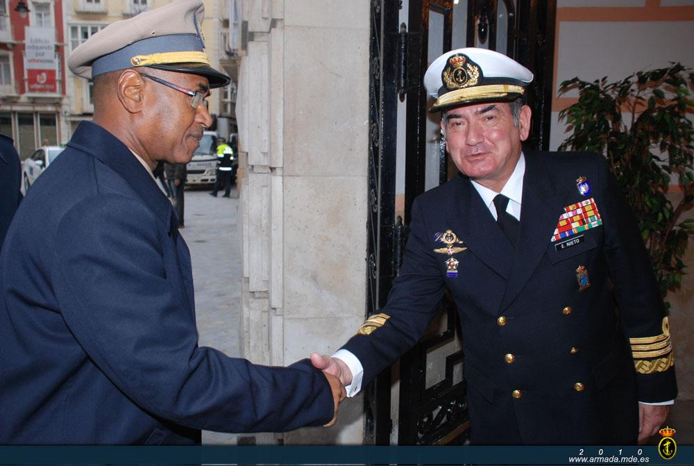 Almirante de Acción Marítima, Emilio Nieto Manso, recibe al Capitán de Navío Omar Baila en el Cuartel General de la Fuerza de Acción Marítima de la Armada en Cartagena