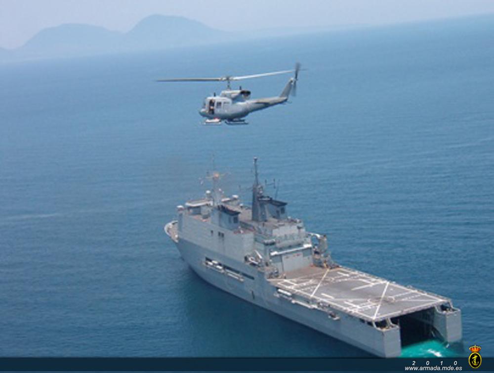 Ejercicio conjunto de helicóptero y buque de asalto anfibio Castilla