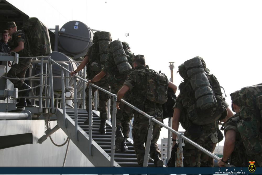Personal de Infantería de Marina perteneciente al TEAR, embarcando en el BAA Castilla