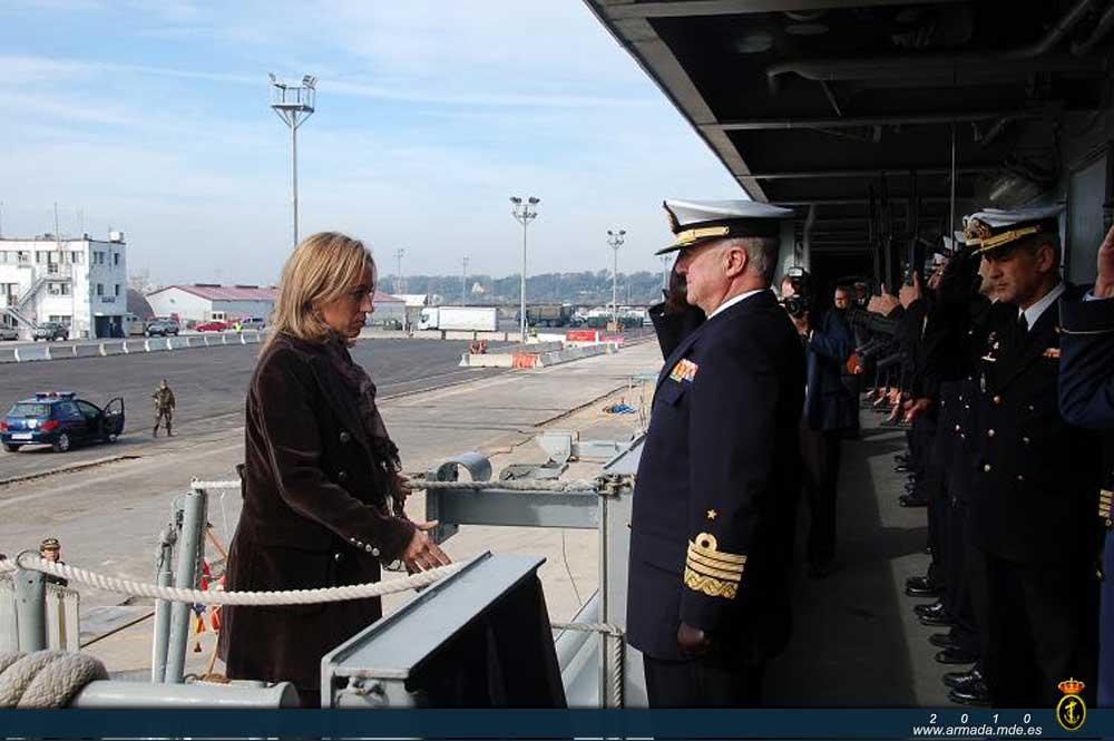 La Ministra de Defensa es recibida por el Almirante Jefe de Estado Mayor de la Armada