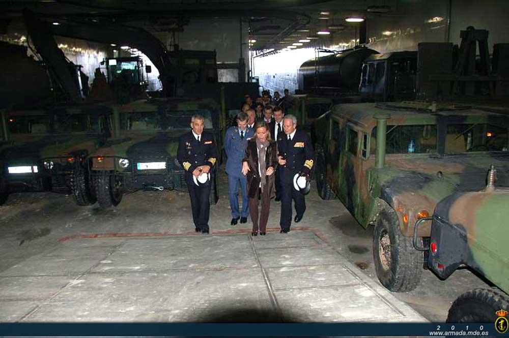 La Ministra de Defensa durante su visita en el garage-dique del BAA Castilla