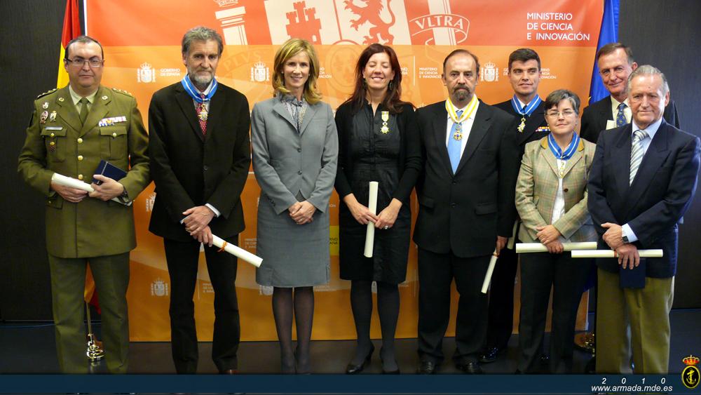 La ministra Garmendia junto a los ocho condecorados por su particiación en la actividad antártica española