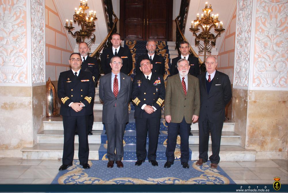 El Almirante de Acción Marítima junto a los tres representantes del Comité de Sabios en el Cuartel General de la Fuerza de Acción Marítima en Cartagena
