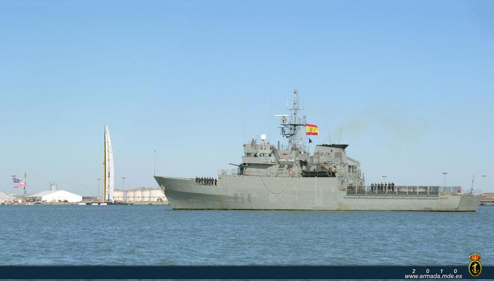 El Patrullero Atalaya a su entrada en el puerto de Valencia