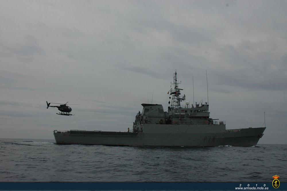 El Atalaya recibe en su cubierta al helicóptero de la Armada H-500, en aguas de Valencia