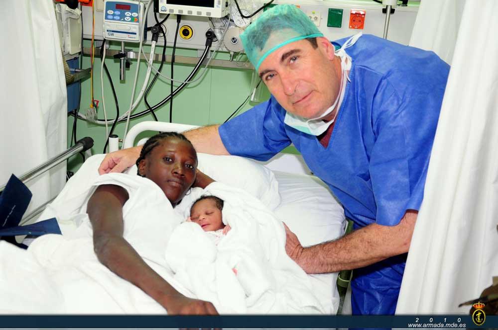 El ginecólogo del BAA Castilla junto a la feliz madre con el recién nacido.