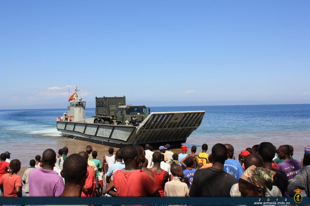 Embarcación del Grupo Naval de Playa llegando a la playa de Petit Goave