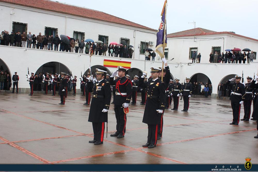 Formación en el patio de armas de la Escuela de Infantería de Marina General Albacete y Fuster