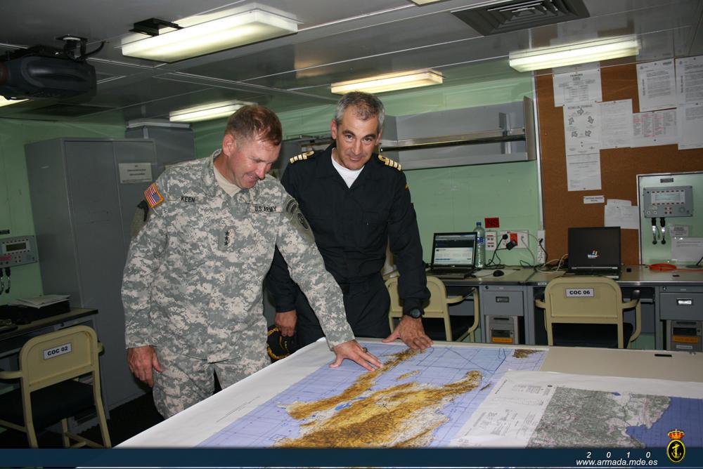 El Comandante de la Agrupación Hispaniola con el Comandante de la Fuerza estadounidense en el centro de control de operaciones del Castilla