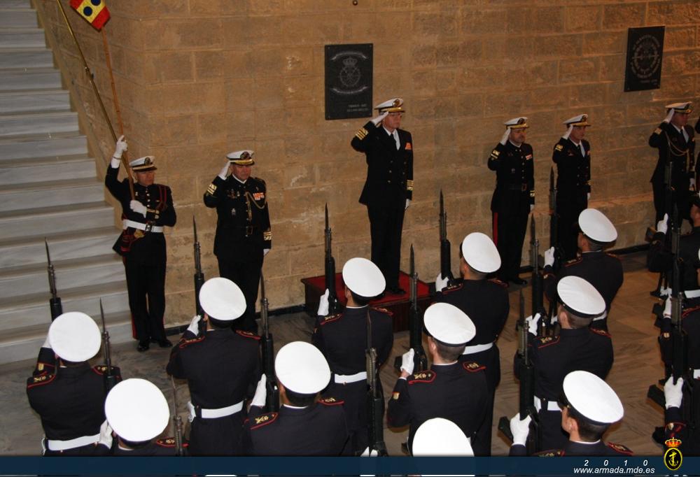 El Almirante de la Flota, el Comandante General de Infantería de Marina y otras autoridades durante los honores de ordenanza