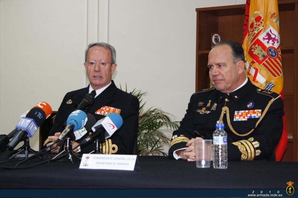 El Almirante de la Flota y el Comandante General de Infantería de Marina durante la rueda de prensa ofrecida a los medios