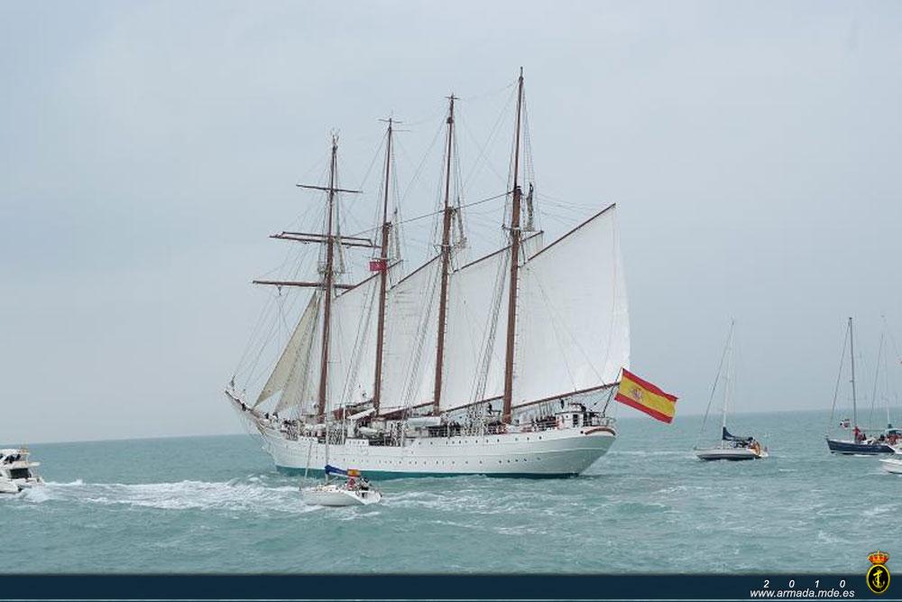 El Buque Escuela Juan Sebastián Elcano momentos antes de su salida a la regata