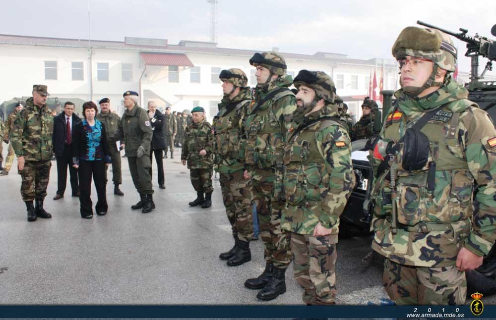 Catherine Ashton pasa revista al contingente de la Unidad de Policía Integrada y el Batallón Multinacional