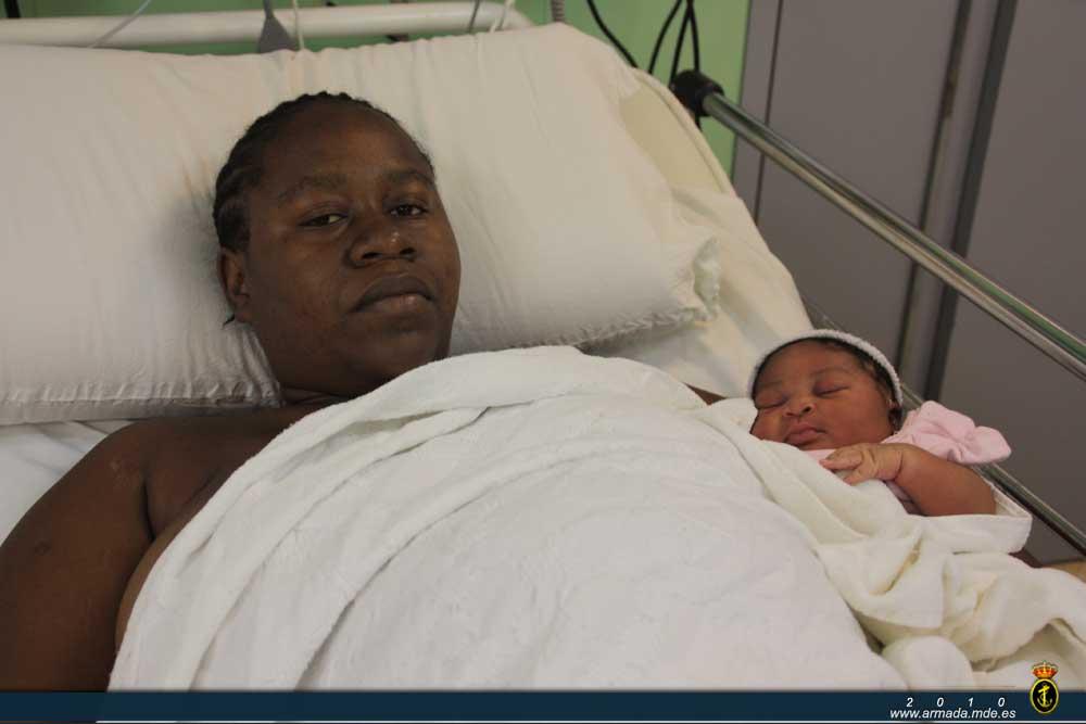 Madre e hija recuperándose después de la intervención