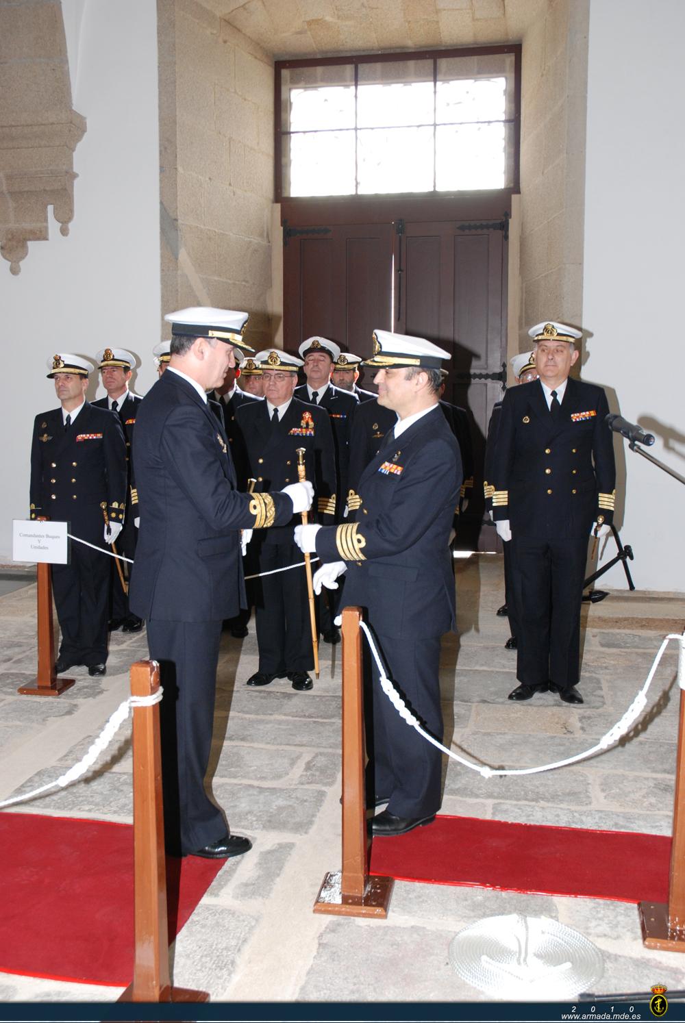 El vicealmirante Cuadrillero entrega el bastón de mando al capitán de navío Garat