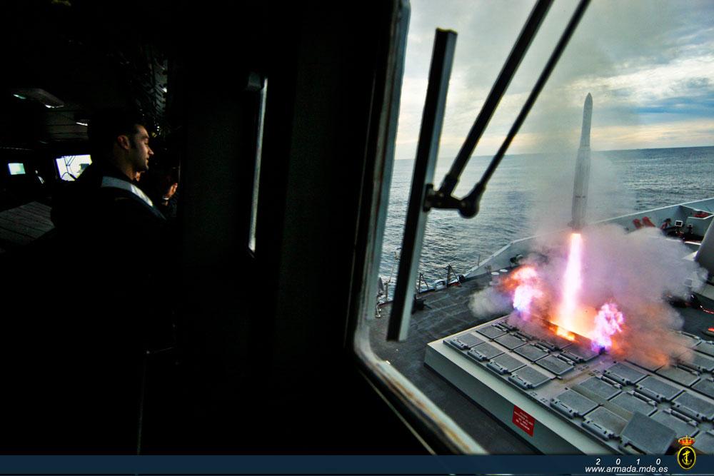 Lanzamiento de uno de los misiles de defensa antiaérea Evolved Sea Sparrow, observado desde el puente de mando
