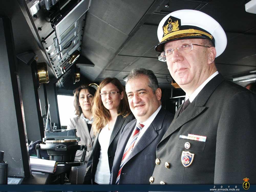 La delegación turca pudo observar el funcionamiento de la fragata desde el puente de mando