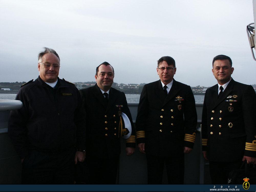 El capitán de navío Fausto Escrigas Rodríguez, junto con la comisión turca en la cubierta de la fragata Almirante Juan de Borbón