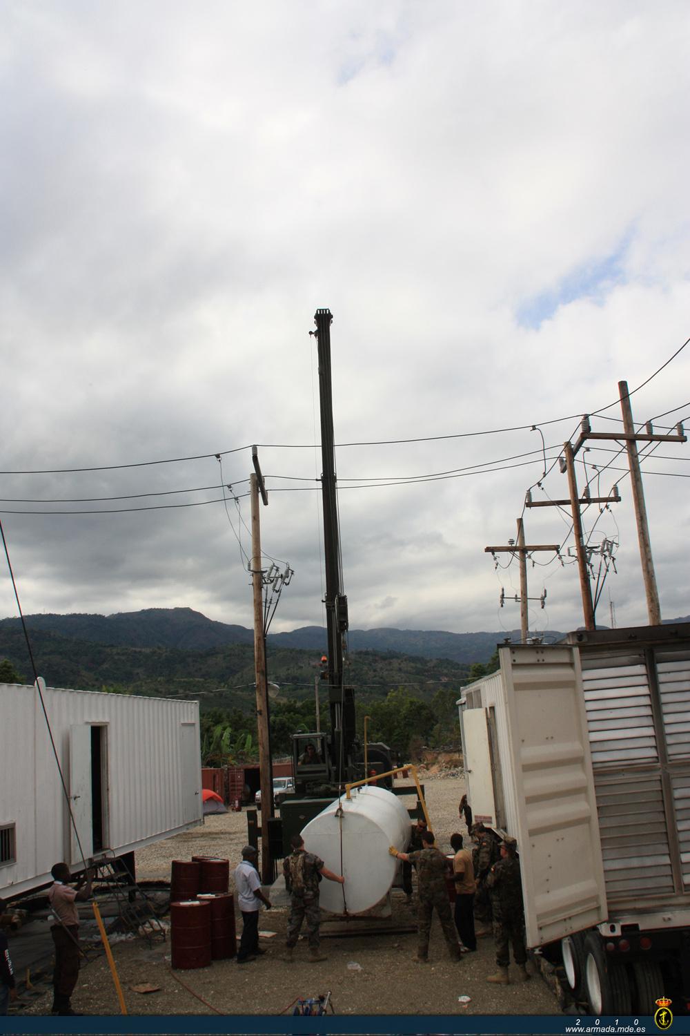 Los zapadores también reposicionaron un depósito de combustible que se había desplazado cerca de dos metros durante el terremoto del pasado 12 de enero