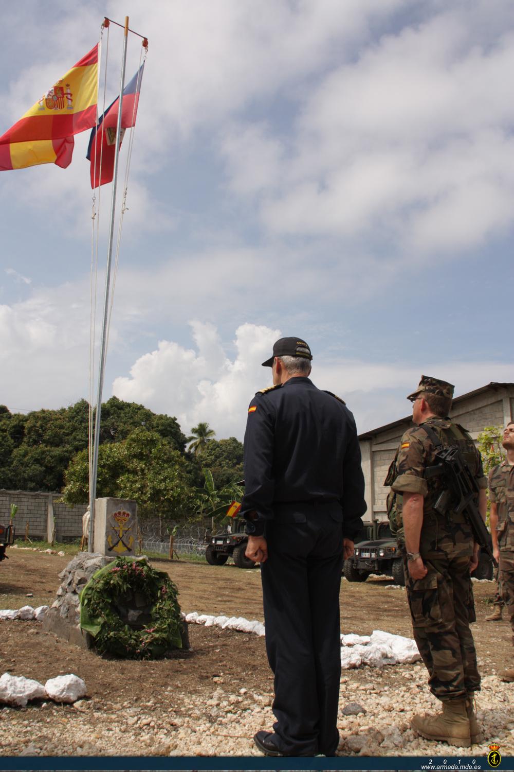 Las Banderas de España y Haití ondean en la base de Petit Goave durante el homenaje a los caídos