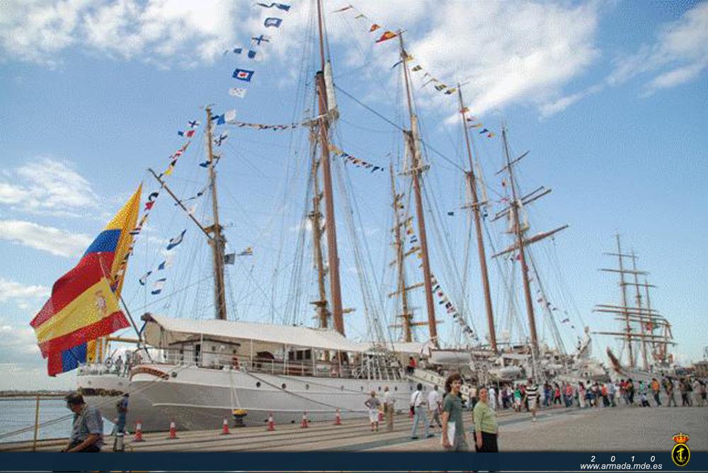 El Juan Sebastián Elcano abarloado al buque escuela colombiano