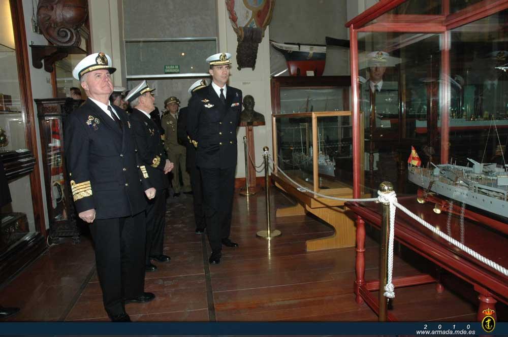 A su llegada, el Príncipe visitó el Museo Naval