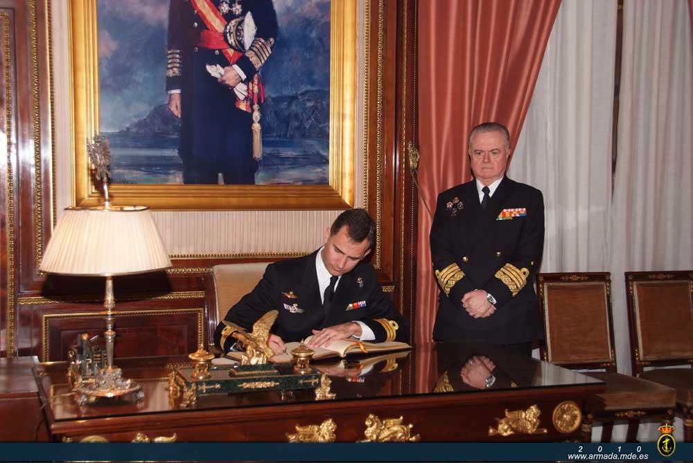 Antes de la despedida, S.A.R. el Príncipe firmó en el Libro de Honor
