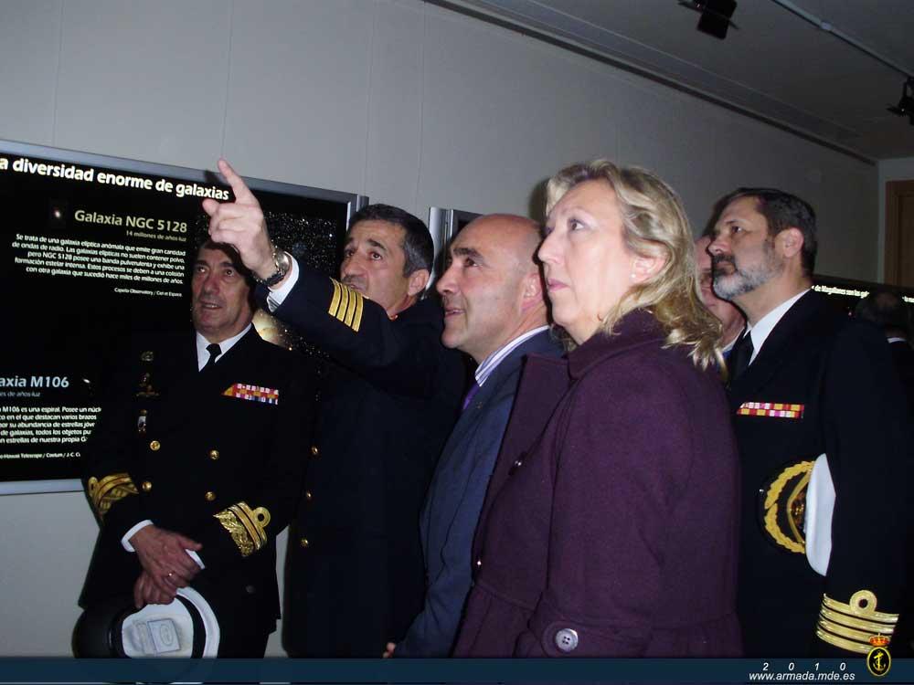 El capitán de navío muestra la exposición al alcade de San Fernando y al Almirante Jefe del Apoyo en la Bahía de Cádiz