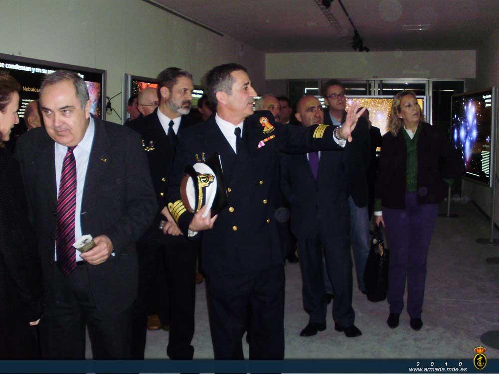 El capitán de navío Fernando Belizón Rodríguez es el comisario de la exposción en San Fernando