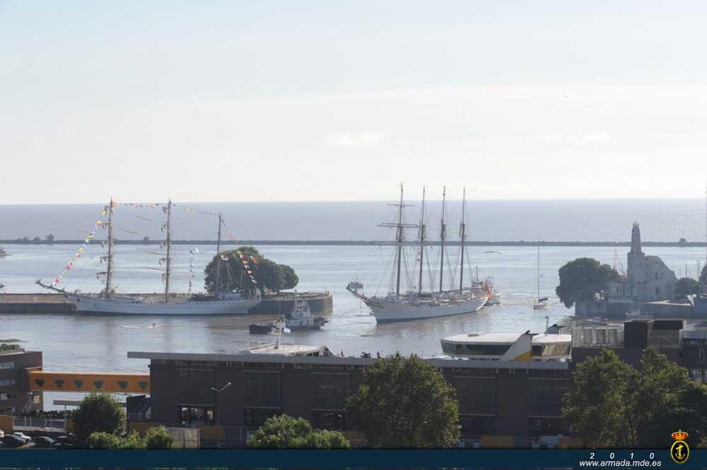 El Juan Sebastián Elcano entra en el puerto de Buenos Aires