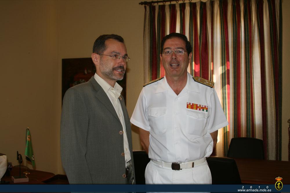 Almirante Comandante del Mando de Acción Naval de Canarias con el alcalde de Puerto del Rosario