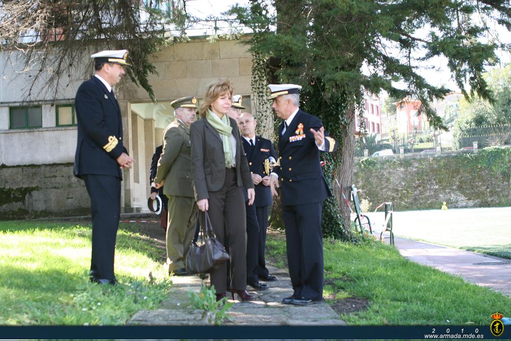El Almirante Director de Enseñanza Naval y el Comandante Director de la Escuela Naval muestran dependencias exteriores del recinto