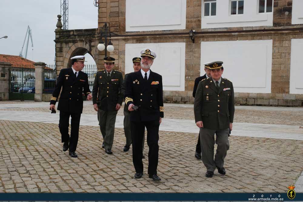 El vicealmirante Bolíbar acompaña al general de división Juan Manuel Montero Vázquez por las instalaciones del arsenal