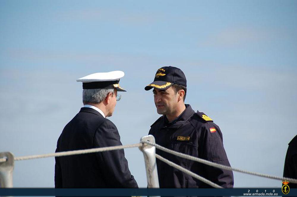 El Comandante de la fragata Victoria recibe al Almirante de la Flota