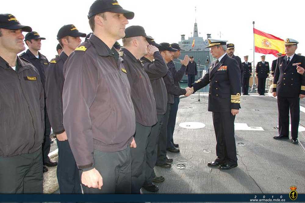 El Almirante de la Flota saluda a la dotación de la fragata Victoria