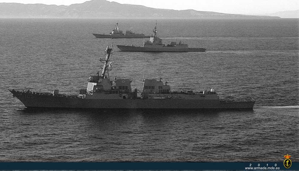 La fragata española con dos buques de guerra de la Marina norteamericana durante los ejercicios