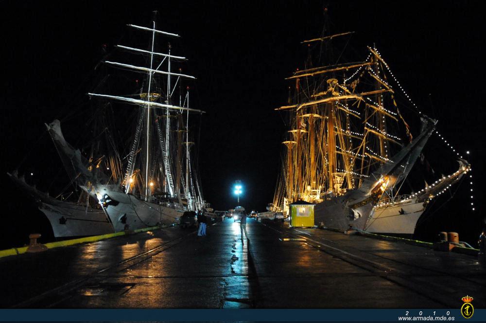Los buques participantes en la regata ‘Velas por Sudamérica 2010’, atracados en puerto